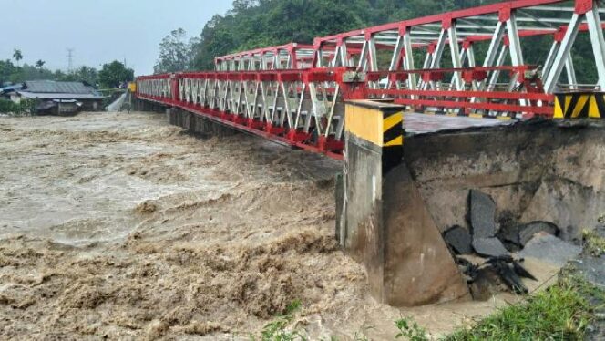 
					Kondisi jembatan yang terputus akibat banjir di Kabupaten Tapanuli Utara, Sumatra Utara, 25 November 2025. Sumber foto : BPBD Kabupaten Tapanuli Utara