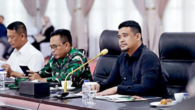 
					Gubenur Sumut Bobby Nasution (kanan) bersama Forum Koordinasi Pimpinan Daerah (Forkopimda) mengikuti rapat koordinasi penanganan bencana bersama Menko PMK Pratikno secara daring, di rumah dinas gubernur, Kamis, 27 November 2025. Dok. Diskominfo Sumut