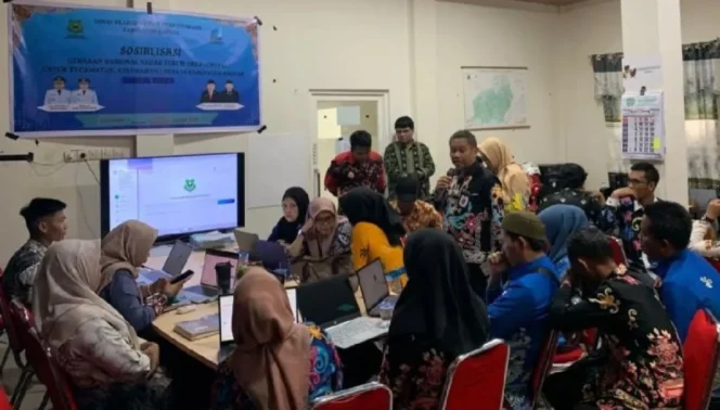 
					Suasana pendampingan kelurahan dan desa di Kecamatan Kapuas Murung dan Dadahup Kabupaten Kapuas, dalam penggunaan aplikasi Srikandi, Jumat (28/11/2025). (HO-Disarpustaka Kapuas)