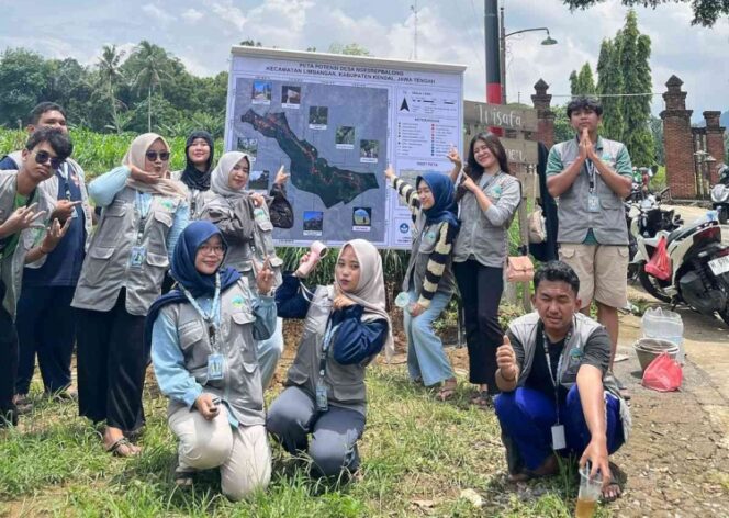 
					Dokumentasi Pemasangan Peta Potensi Desa Ngesrepbalong (Image courtesy: Nadhifa Ginayu)