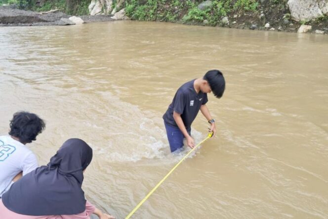 
					Tim FMIPA UI ketika sedang mengukur untuk pembuatan peta multidimensi enam desa di Sukabumi yang berbasis satelit. (HO-Humas UI.)