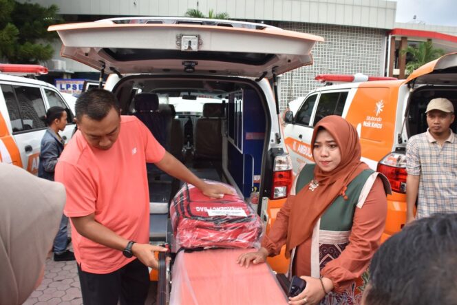 
					Pemerintah Kabupaten Situbondo Provinsi Jawa Timur membeli 38 mobil untuk pengadaan ambulan setiap desa dengan merek Suzuki APV 2024.(Image courtesy: KOMPAS.com)