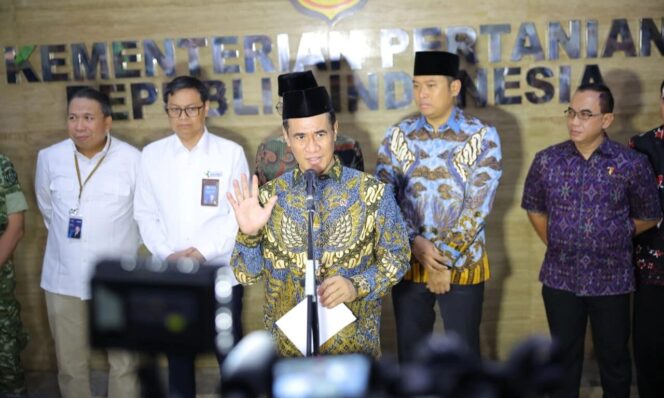 
					Pecat Staf! Mentan Amran Tindak Pemalak Bantuan Alsintan Petani
