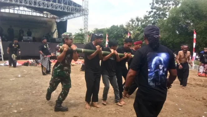 
					Semangat Debus di Bukit Azimut Kenang Pahlawan Cirebon