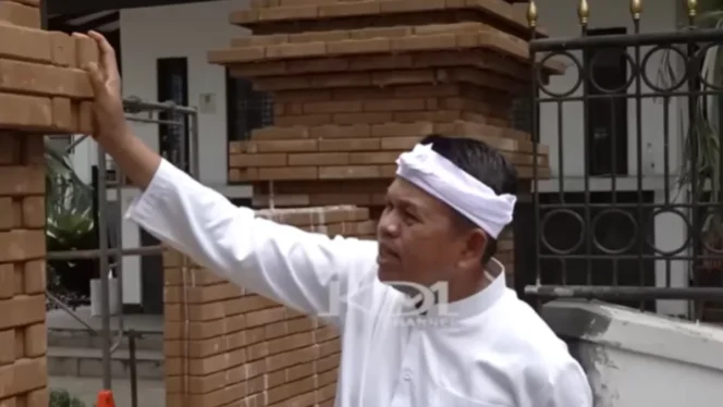 
					Gubernur Jawa Barat Dedi Mulyadi memperlihatkan pembangunan gapura Gedung Sate di Bandung.&nbsp; (YouTube Kang Dedi Mulyadi Channel)