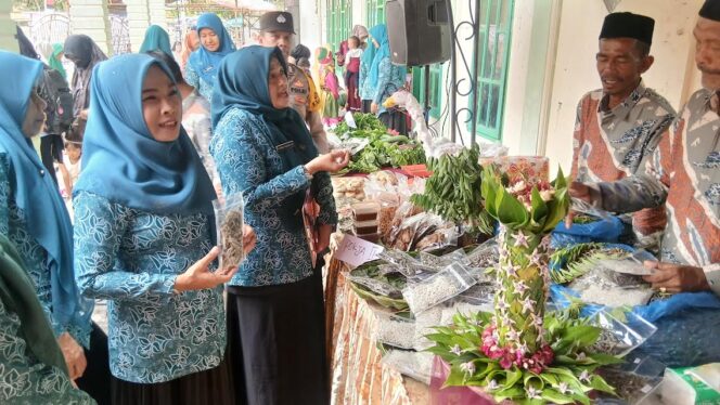 
					Tim Penggerak Pemberdayaan Kesejahteraan Keluarga (TP-PKK) Provinsi Aceh melakukan penilaian Gampong Mawaddah Warahmah (Gammawar) di Gampong (Desa) Curee Tunong, Kecamatan Simpang Mamplam, Kabupaten Bireuen, Selasa 18 November 2025. (Image courtesy: https://acehekspres.com)