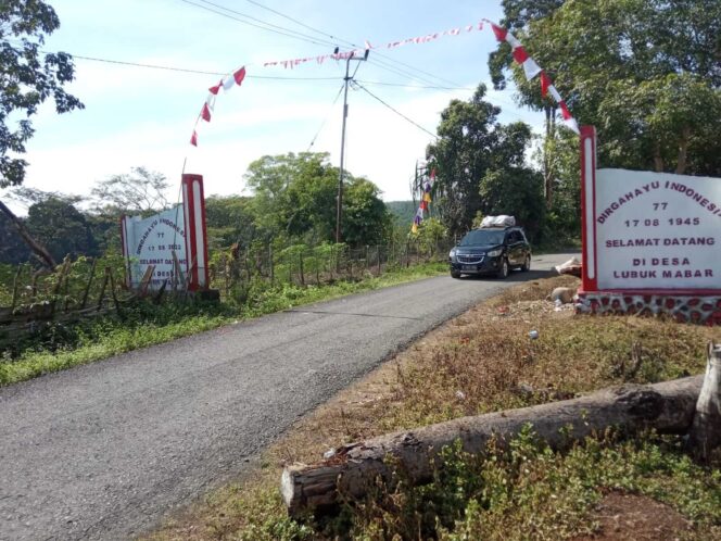 
					Semangat Kemerdekaan, Gerbang Desa Lubuk Mabar Berhias Merah Putih