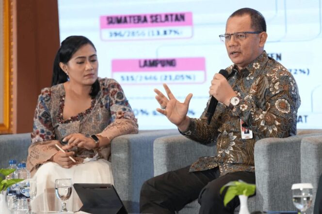 
					Direktur Jenderal Bina Pemerintahan Desa Kemendagri Laode Ahmad Bolombo (kanan) dalam acara Sosialisasi dan Rapat Koordinasi Teknis Integratted Land Administration and Spatial Planning Project (ILASPP) Penegasan Batas Desa dengan Pemerintah Daerah Tahun 2025, di Jakarta, Jumat (21/11/2025). (HO-Kementerian Dalam Negeri RI)