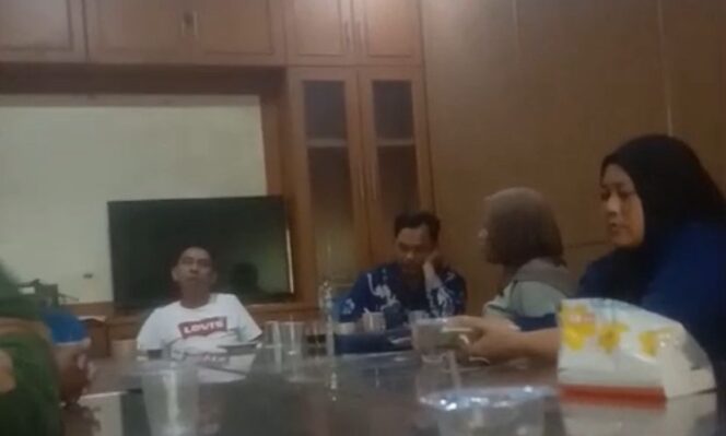 
					Sejumlah warga Desa Cangkudu, Kecamatan Balaraja, Kabupaten Tangerang, menggeruduk Kantor Desa Cangkudu pada Jumat (14/11/2025)