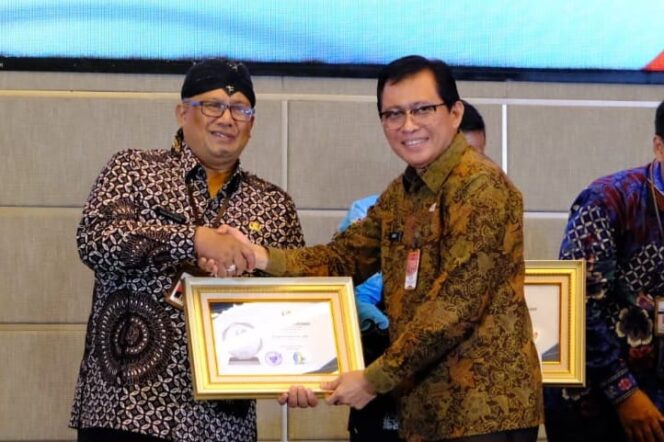 
					Sekda Banyumas Raih Penghargaan Kepemimpinan Digital Nasional ADLGA