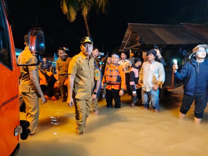 
					Wagub Sumbar Tinjau Banjir, 2 Ton Beras Disalurkan ke Pengungsi