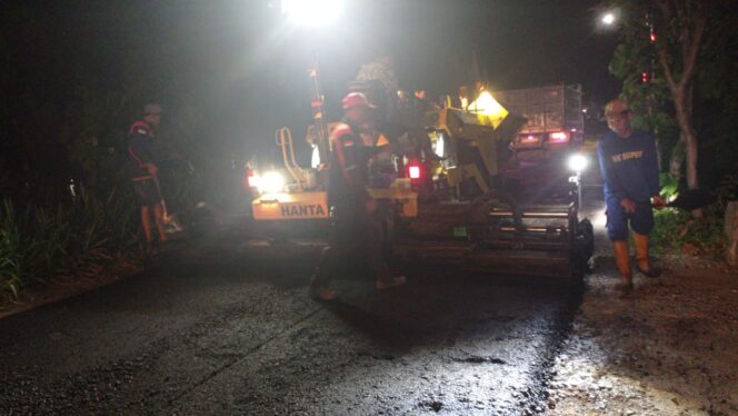 
					Jalan Mulus: Warga Syukuri Pengaspalan Poros Desa di Ponorogo