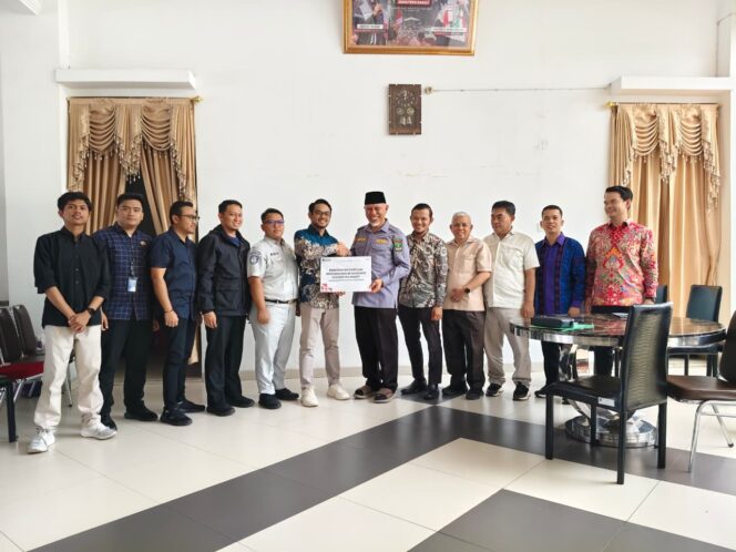 
					Semen Padang dan IKA Unand Bantu Korban Bencana Sumbar