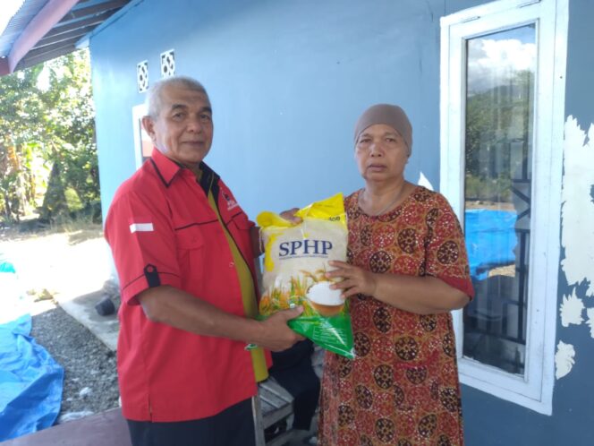 
					H. Erdi Janur, SH, Plt. Ketua DPC PDI Perjuangan Padang Pariaman Serahkan Bantuan Beras dari H. Alex Indra Lukman (Ketua DPD PDI Perjuangan Sumbar) kepada Warga Terdampak Bencana Banjir di Padang Pariaman. 