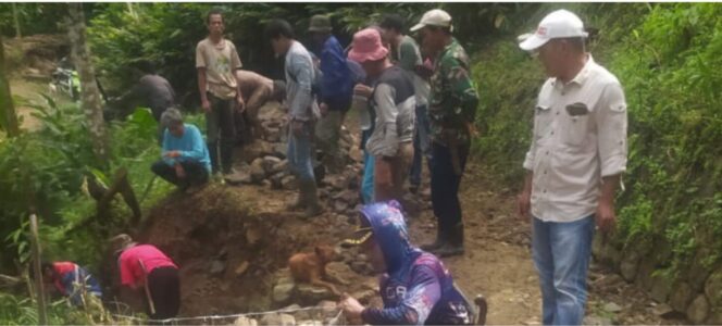 
					Warga Garut Gotong Royong Tangani Longsor, Prioritaskan Jembatan