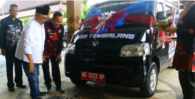 
					Bupati Blitar, Rijanto menyerahkan hadiah mobil untuk desa pemenang Lomba Desa di Pendopo SAP Kantor Bupati Blitar di Kanigoro, Jumat (21/11/2025).