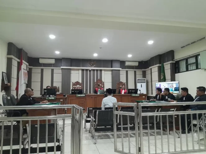 
					Kadesa Kalirejo, Kecamatan Wirosari T menjalani sidang perdana di PN Tipikor Semarang dengan mendengarkan dakwaan JPU, Rabu (19/11).(KEJARI GROBOGAN)