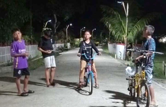 
					Suasana Desa Panggulo, Kecamatan Suwawa Timur di saat malam hari, kini terang benderang dengan adanya program Kampung Terang, setelah dibangunnya lampu penerangan jalan sebanyak 89 titik di sepanjang jalan di tiga dusun di wilayah tersebut. (F.dok.istimewa)