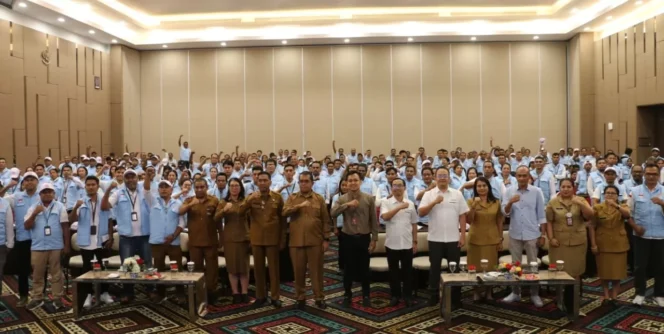 
					Gubernur NTT Emanuel Melkiades Laka Lena pose bersama peserta pelatihan 404 pendamping Kopdes Merah Putih se-NT di Hotel Aston Kupang, Senin (24/11) usai acara pembukaan. (Prokopim setda NTT)