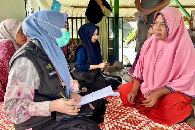 
					Warga Pasi Aceh Tunong, Kecamatan Meureubo, Aceh Barat berkonsultasi dengan dokter saat kegiatan Klinik Kesehatan Keliling (Klikesling) yang merupakan program CSR PT Mifa Bersaudara, Selasa (18/11/2025). 