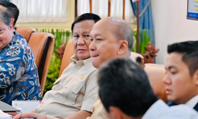 
					Presiden Prabowo Subianto menggelar rapat terbatas bersama sekitar 20 anggota Kabinet Merah Putih di Istana Merdeka pada Kamis (27/11/2025).
 Foto: Instagram/ @sekretariat.kabinet