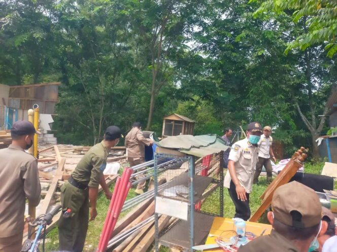 
					Belasan Bangunan Liar di Desa Sukasejati ditertibkan Satpol karena berdiri di lahan Tanah Kas Desa (TKD). (Foto: Pemkab Bekasi)