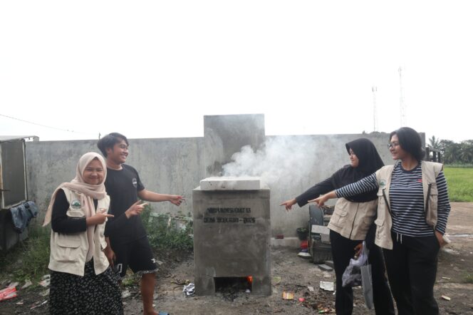 
					Mahasiswa Unnes Luncurkan Rocket Stove Solusi Sampah Desa Susukan