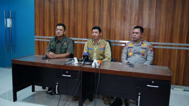 
					Kepala Badan Nasional Penanggulangan Bencana (BNPB) Letjen TNI Dr. Suharyanto S.Sos., M.M., saat menyampaikan perkembangan penanganan bencana hidrometeorologi yang melanda Provinsi Sumatera Utara, Aceh dan Sumatra Barat dalam konferensi pers dari Bandara Silangit, Tapanuli Utara, Sumatra Utara, Jumat (28/11) sore. (Bidang Komunikasi Kebencanaan BNPB)