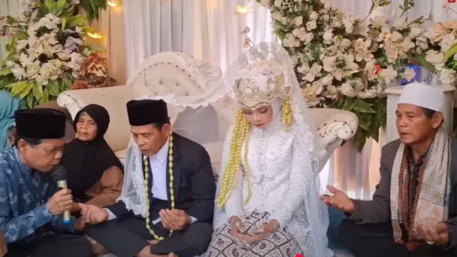 
					Kakek 70 Tahun Banjarwangi Nikahi Gadis Desa Mas Kawin Fantastis