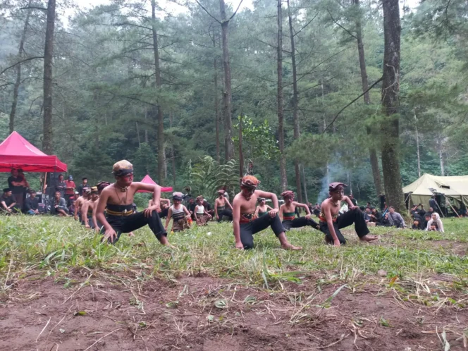 
					Anak-anak menampilkan tarian saat digelar Kirab Pager Banyu di kawasan Kampung Siluman, Desa Sidorejo, Kecamatan Kemalang, Minggu (6/7/2025). (Image courtesy: Solopos)