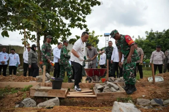 
					Bupati Tapin H. Yamani meletakkan batu pertama pada pembangunan Koperasi Desa Kelurahan Merah Putih (KDKMP) di Rantau, Kabupaten Tapin, Senin (1/12/2025). (HO-Pemkab Tapin)