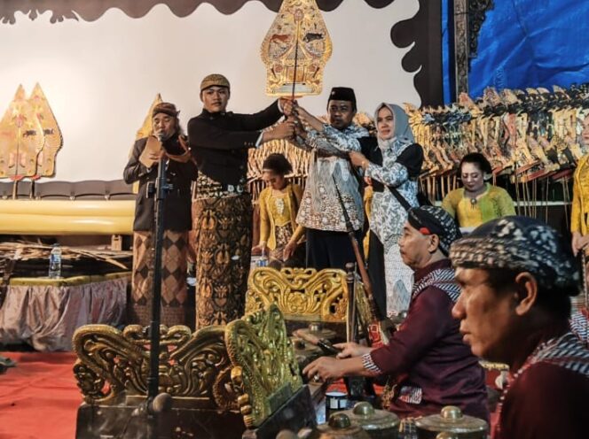 
					Wayang Kulit Meriahkan HUT ke-240 Desa Balung Kulon Jember