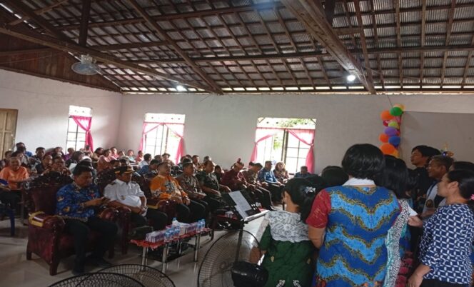 
					Wabup Khristianto Yudha didampingi Asisten II dan Camat Dusun Utara saat Safari Natal di Gereja Maranatha Desa Reong