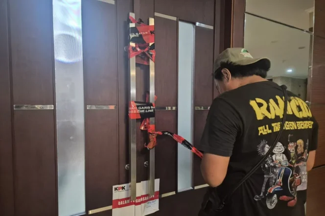 
					Pintu ruang kerja Bupati Bekasi disegel penyidik KPK pada Kamis malam. (Image courtesy: ANTARA)