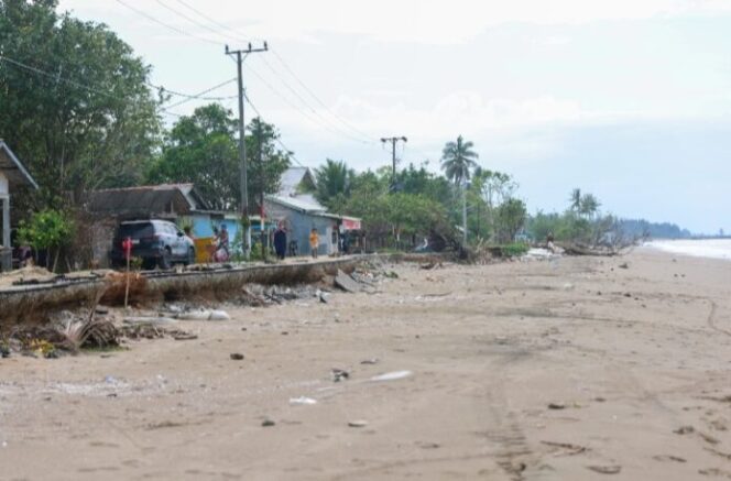 
					Kondisi permukiman warga yang tergerus abrasi laut di Gampong Lhok Puuk, Kecamatan Seunuddon, Kabupaten Aceh Utara, Minggu (16/11/2025). (Foto/ist)
