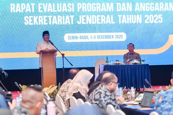 
					Menteri Desa dan Pembangunan Daerah Tertinggal (Mendes PDT) Yandri Susanto membuka Rapat Evaluasi Program dsn Anggaran Sekretariat Jenderal Tahun 2025 di Jakarta, Senin (1/12/2025).
Foto : Andri /KemendesPDT