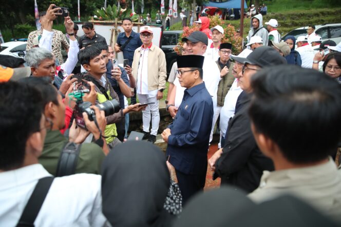 
					Menteri Desa dan Pembangunan Daerah Tertinggal Yandri Susanto, menghadiri dan membuka Jambore Kepala Desa se-Kabupaten Bogor yang diadakan APDESI Merah Putih Kabupaten Bogor di Rindam Jaya Kecamatan Pamijahan Kabupaten Bogor, Jumat 5/12
Foto : Angga/Kemendespdt
