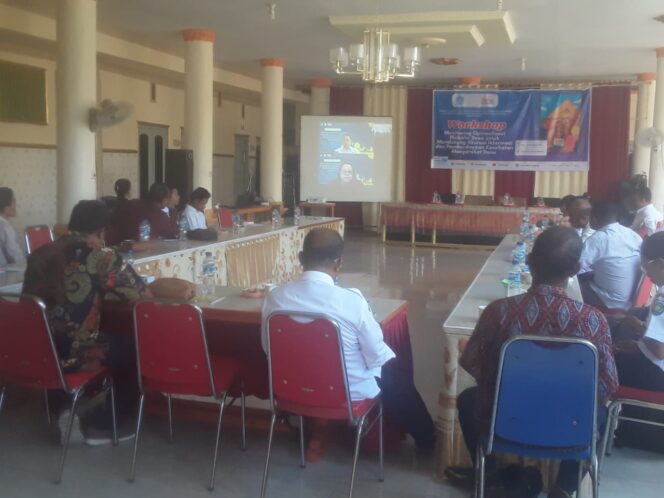 
					Kepala Desa dan perwakilan dinas terkait, serius mengikuti paparan via zoom oleh Narasumber Workshop Website Desa, (Dok, Faby)