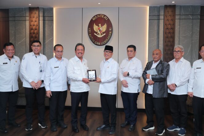 
					Mendes Yandri Siap Kolaborasi Sukseskan Desa Nelayan dan Tematik