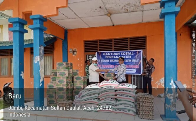 
					PT MSB II berikan bantuan pada warga yang terdampak banjir di Sultan Daulat. (Foto: Ist)