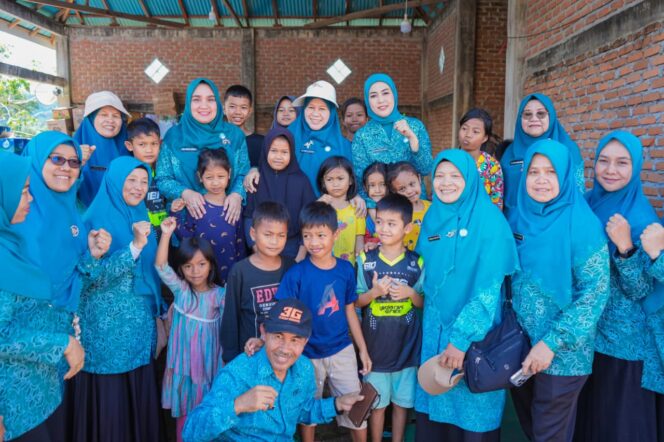 
					PKK Sumbar Salurkan Ratusan Bantuan untuk Korban Bencana Agam