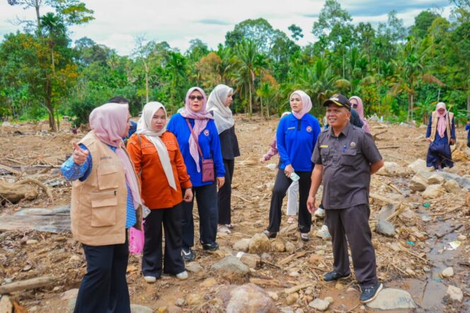 
					BKOW Sumbar Salurkan Bantuan Korban Longsor di Jorong Arikia-Agam