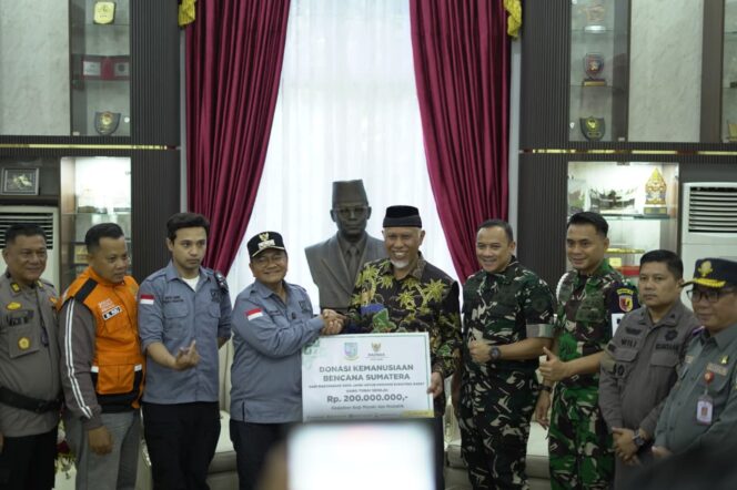 
					Wali Kota Jambi Serahkan Bantuan Rp200 Juta untuk Sumbar