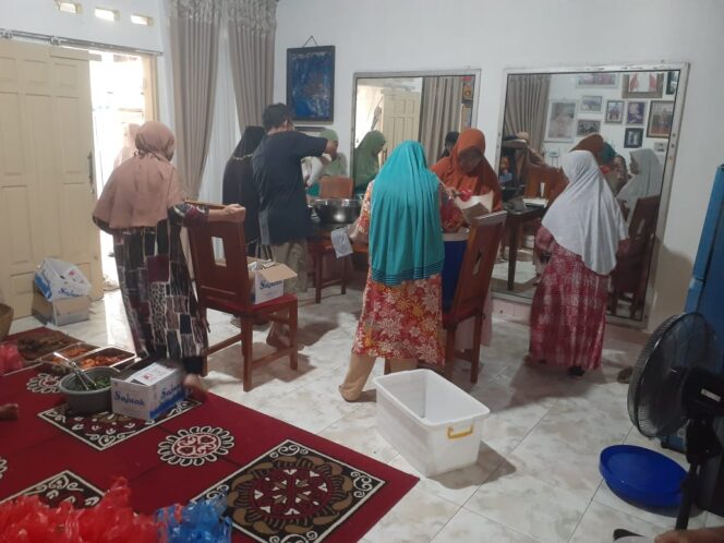 
					Solidaritas Ibu Rahaka: 2.500 Nasi Disalurkan ke Korban Banjir