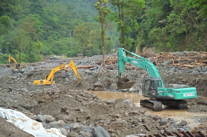 
					35 Alat Berat Pemprov Sumbar Atasi Dampak Bencana
