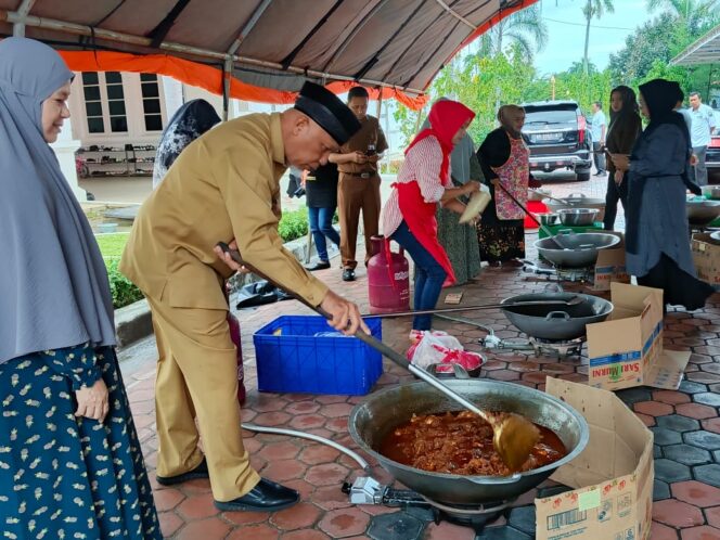 
					Marandang untuk Sumatera: PKK Sumbar Kirim Rendang ke Korban Bencana