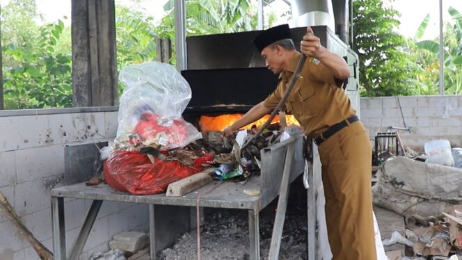 
					Kepala Desa Cibatu, Ranta, meninjau langsung proses pembakaran sampah di fasilitas pengolahan sampah milik Pemerintah Desa, pada Selasa (16/12/2025).