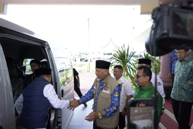 
					Menko Muhaimin Iskandar Tinjau Banjir dan Bekali Mahasiswa KKN