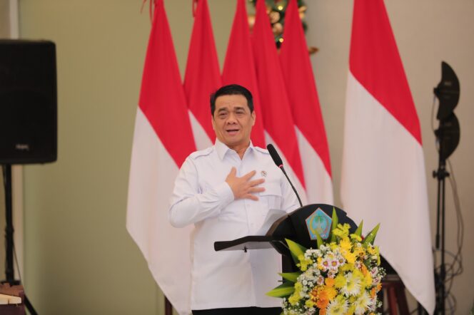 
					Wamendes Ariza Patria Resmikan Listrik 24 Jam di Kepulauan Sulut