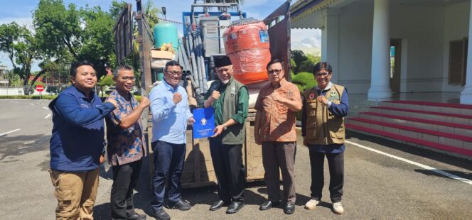 
					Gubernur Sumbar Terima Bantuan Mesin Penjernih Air dari UNDIP